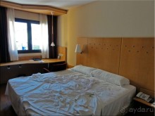 В целом - неплохой отель на одну ночь, но далековато от метро (не фатально)