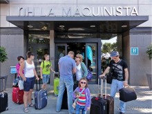 В целом - неплохой отель на одну ночь, но далековато от метро (не фатально)