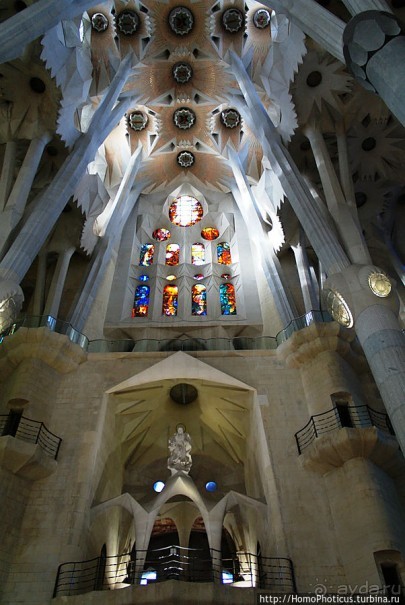 Саграда Фамилия со всех сторон