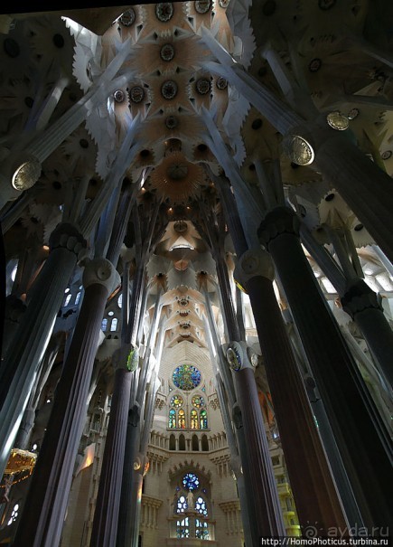 Саграда Фамилия со всех сторон