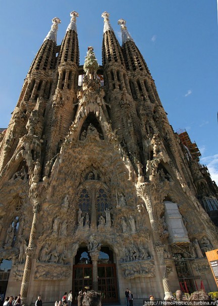 Саграда Фамилия со всех сторон