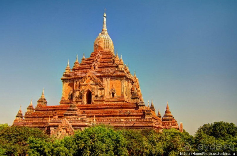 Город пагод и ступ: трехэтажный великан
