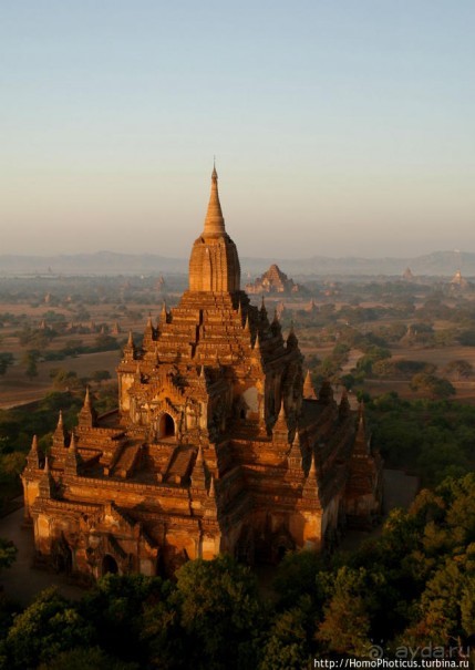 Над Баганом на шаре