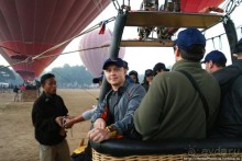 Над Баганом на шаре