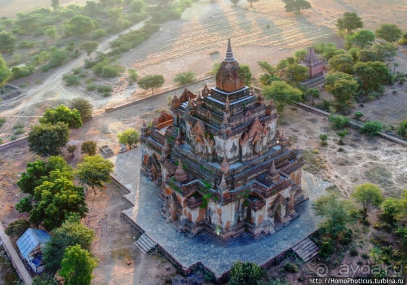 Над Баганом на шаре