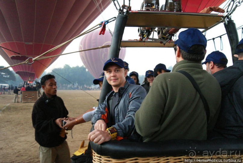 Над Баганом на шаре