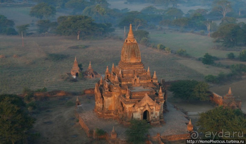 Над Баганом на шаре