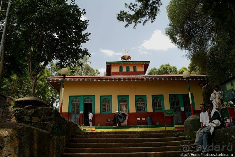 Гондэр: храм Троицы на горе света и бани Крещения