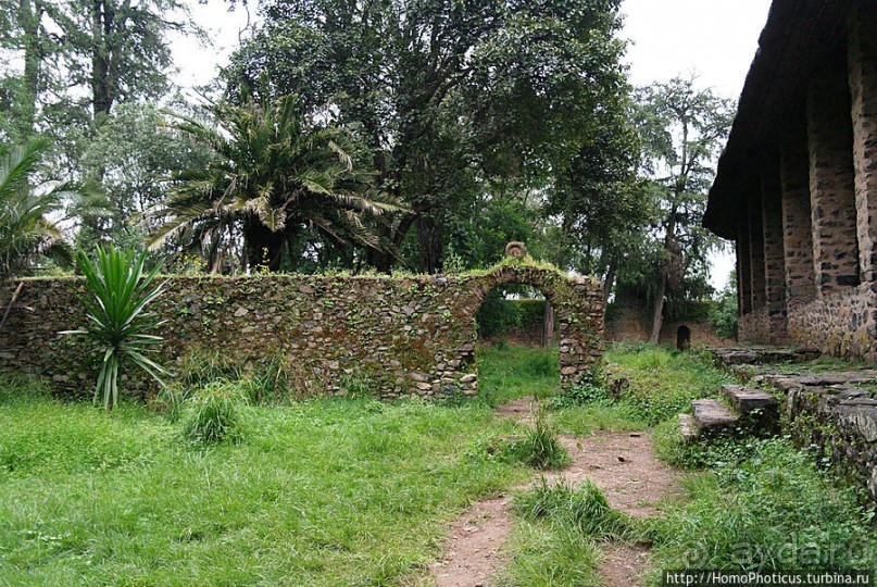 Гондэр: храм Троицы на горе света и бани Крещения