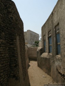 Древние мечети и подарочные цыплята