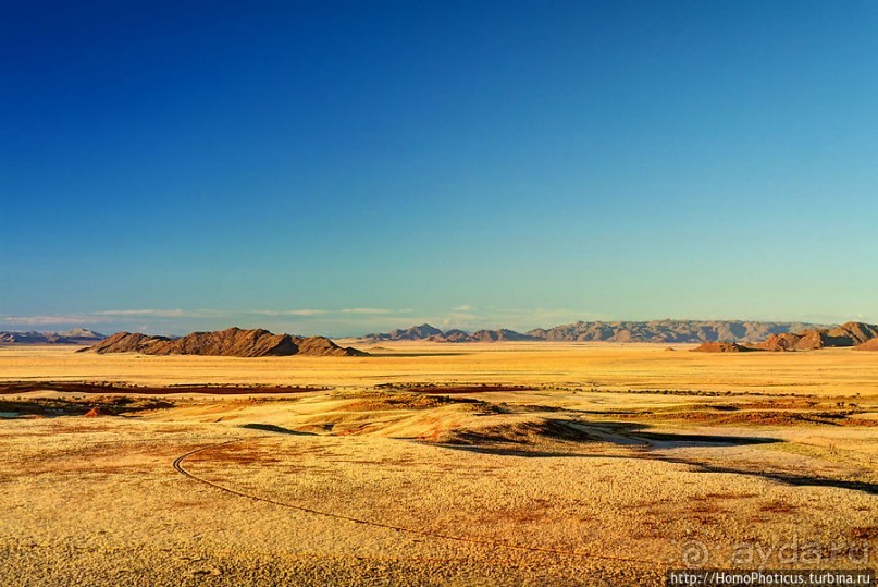 Сердце Намиба: закат южного солнца и восход полной луны