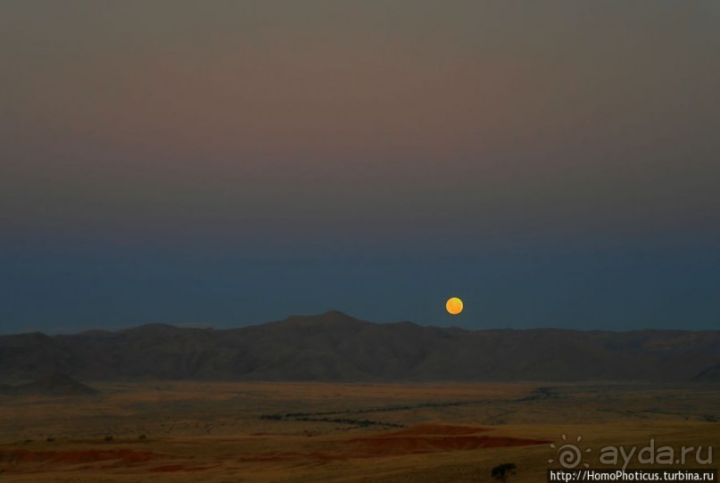 Сердце Намиба: закат южного солнца и восход полной луны