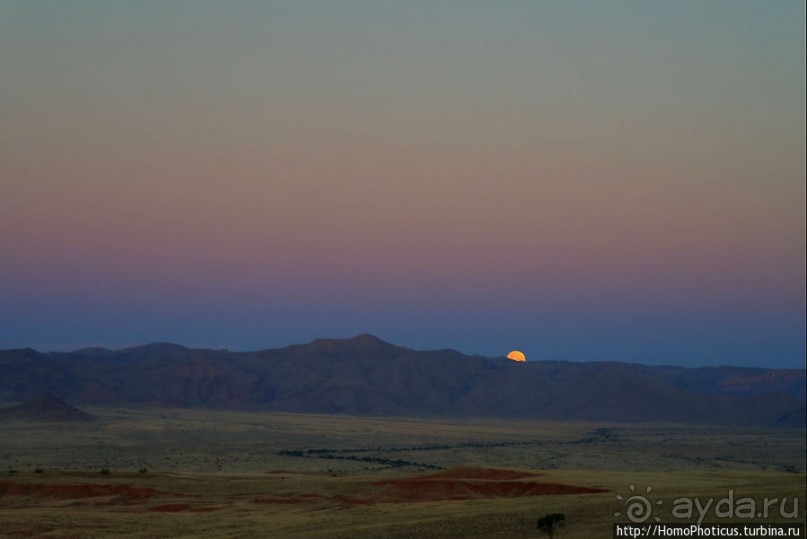 Сердце Намиба: закат южного солнца и восход полной луны