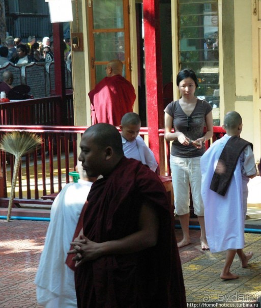 Покормить монахов