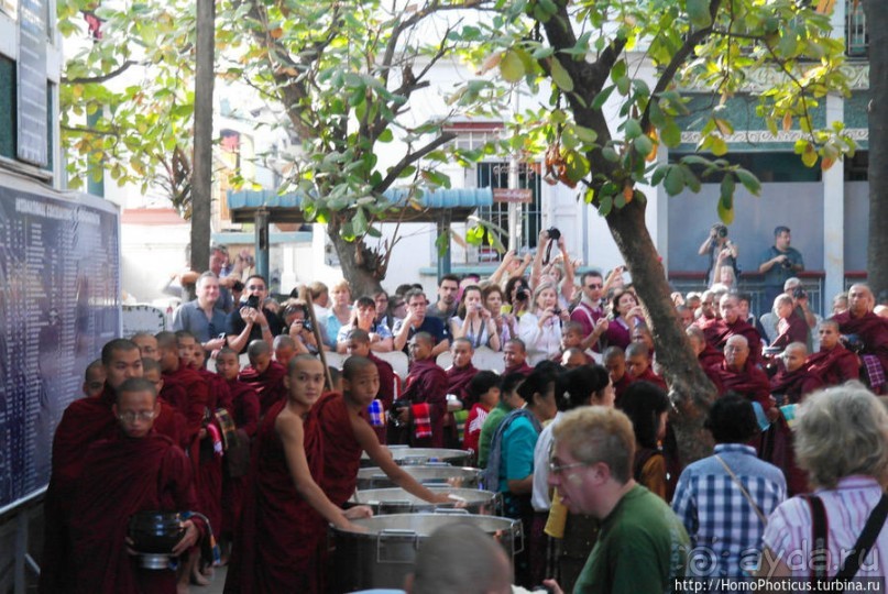 Покормить монахов