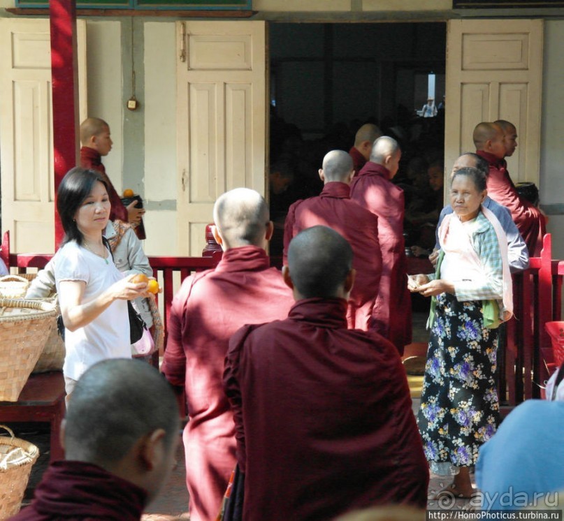 Покормить монахов