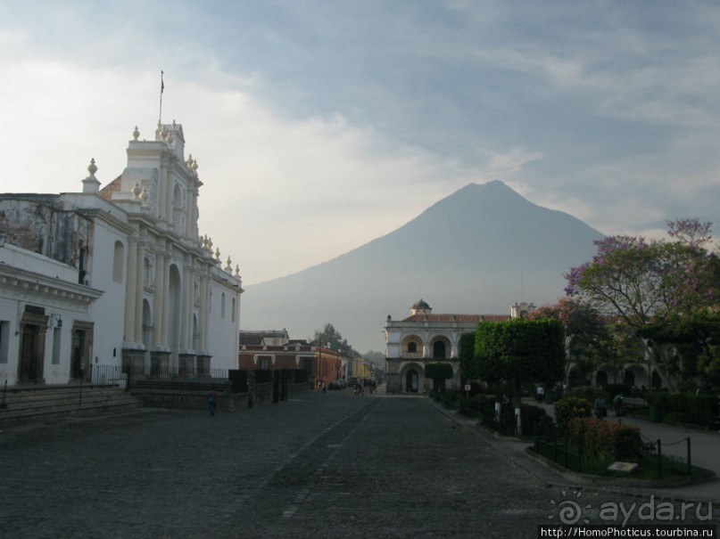 Старая Гватемала и действующий вулкан