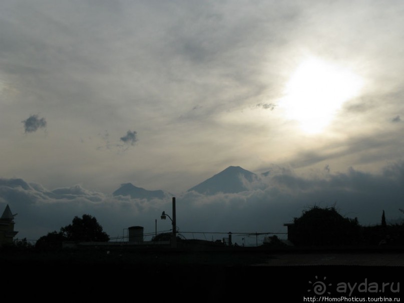 Старая Гватемала и действующий вулкан