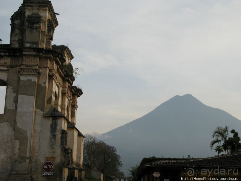 Старая Гватемала и действующий вулкан