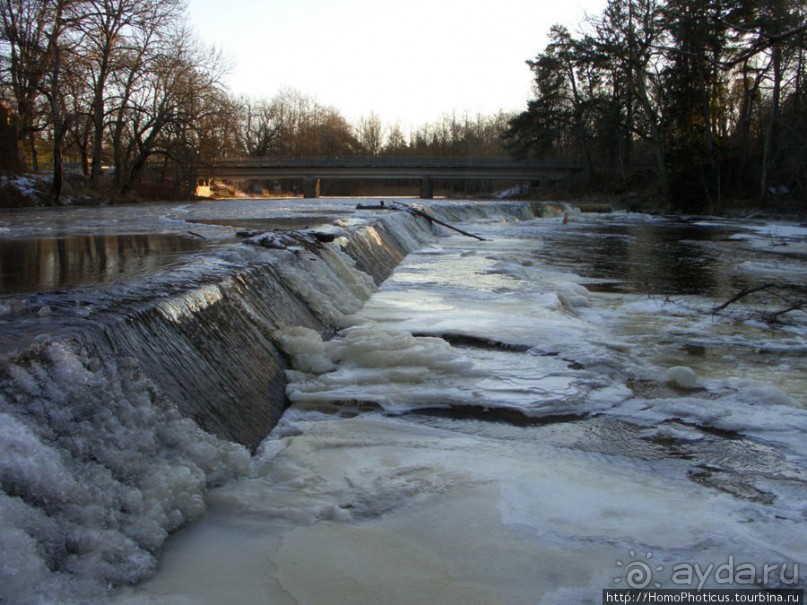 Полузамерзший водопад