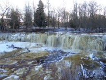 Полузамерзший водопад