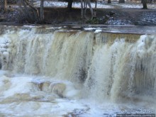 Полузамерзший водопад