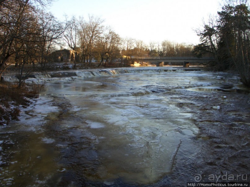 Полузамерзший водопад