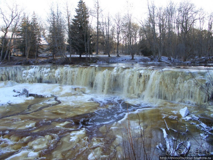 Полузамерзший водопад