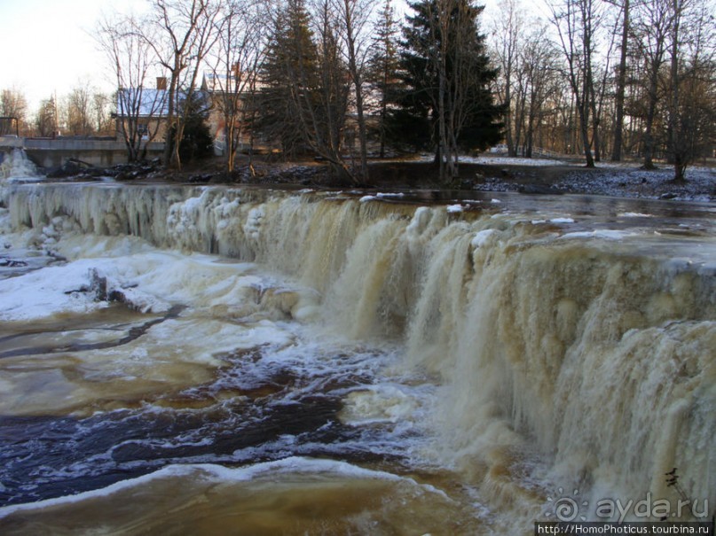 Полузамерзший водопад