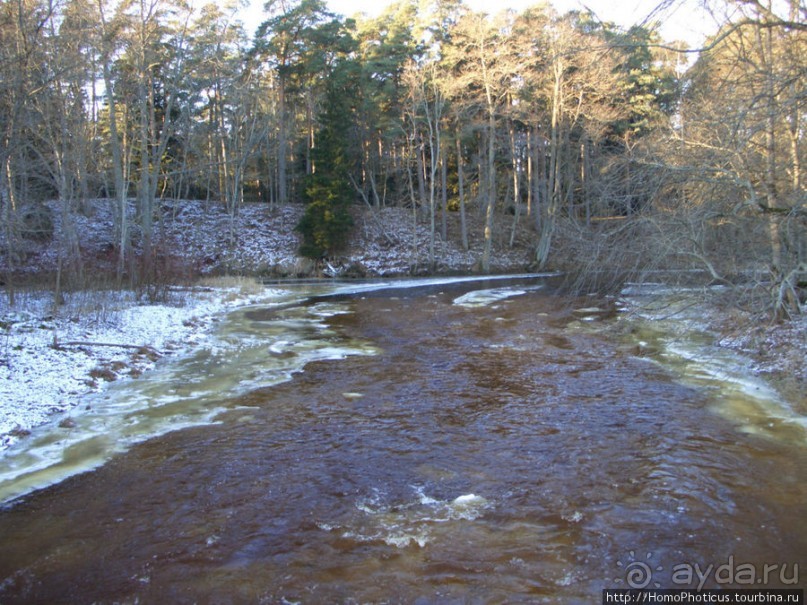 Полузамерзший водопад
