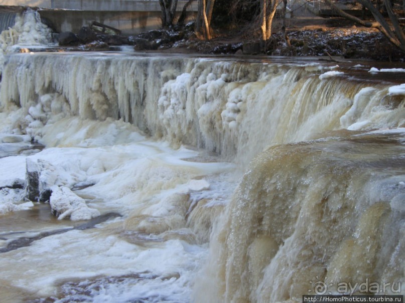 Полузамерзший водопад