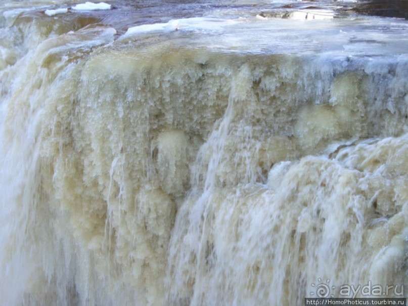 Полузамерзший водопад