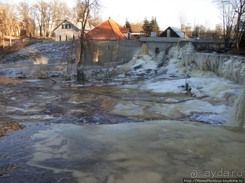 Полузамерзший водопад