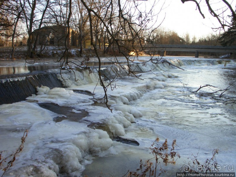 Полузамерзший водопад