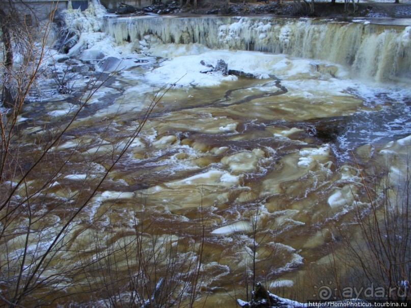 Полузамерзший водопад