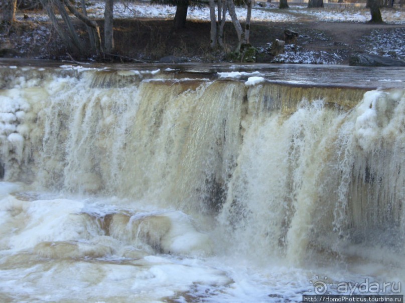Полузамерзший водопад