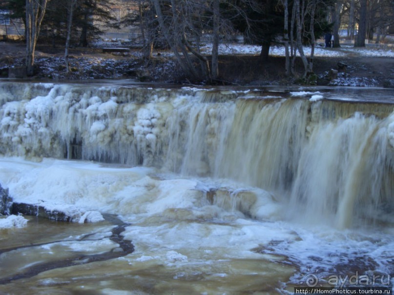 Полузамерзший водопад