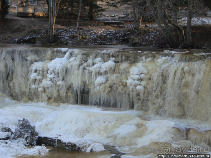 Полузамерзший водопад