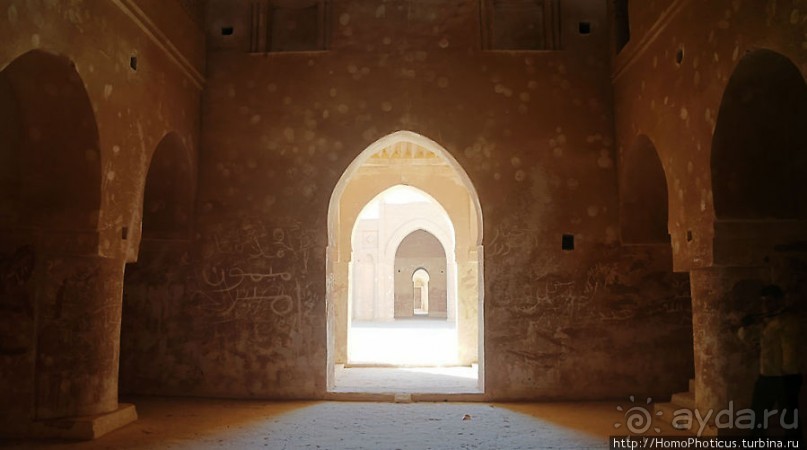 Пещеры, крепость и оазис в пустыне