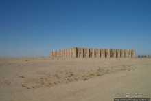 Пещеры, крепость и оазис в пустыне