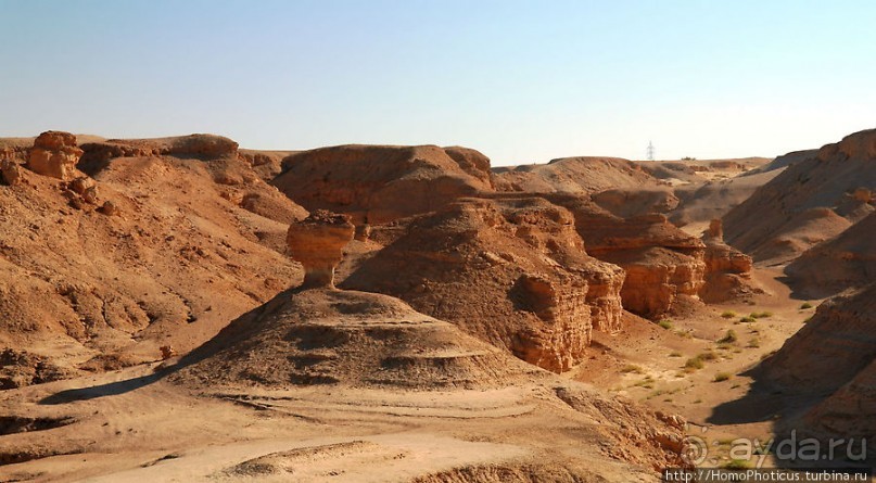 Пещеры, крепость и оазис в пустыне