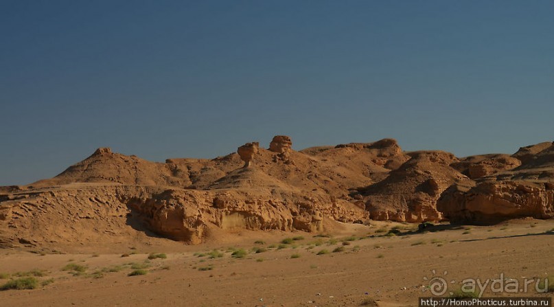 Пещеры, крепость и оазис в пустыне