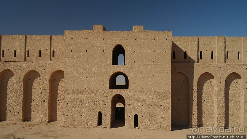 Пещеры, крепость и оазис в пустыне