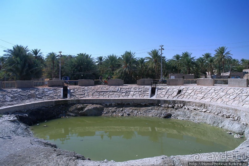 Пещеры, крепость и оазис в пустыне