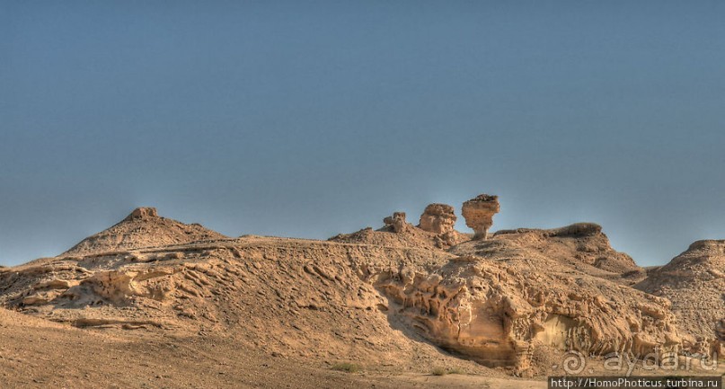 Пещеры, крепость и оазис в пустыне
