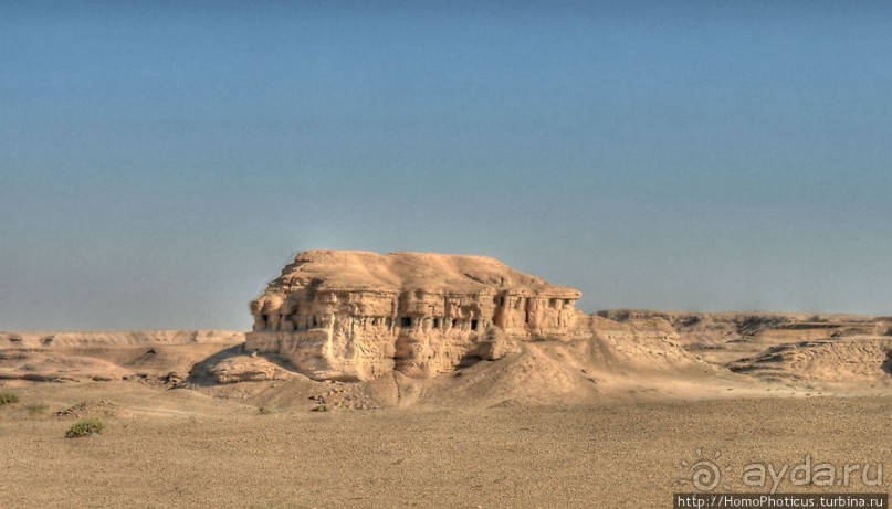 Пещеры, крепость и оазис в пустыне