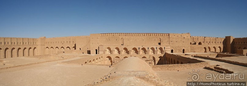 Пещеры, крепость и оазис в пустыне