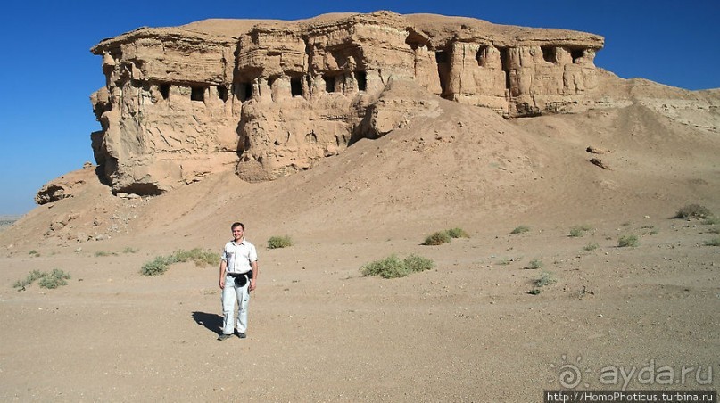 Пещеры, крепость и оазис в пустыне