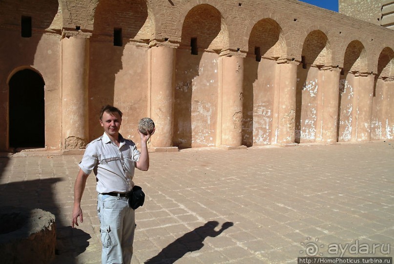 Пещеры, крепость и оазис в пустыне