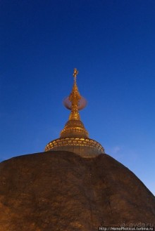Золотой камень на вершине горы